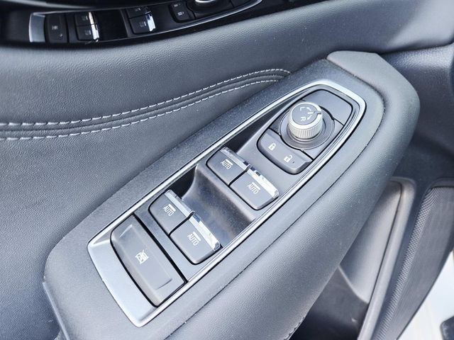 Subaru Legacy Vehicle Full-screen Gallery Image 32