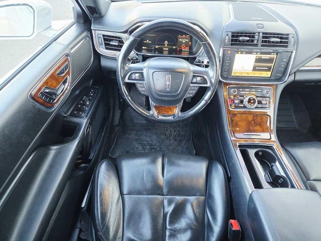 Lincoln Continental Vehicle Full-screen Gallery Image 08