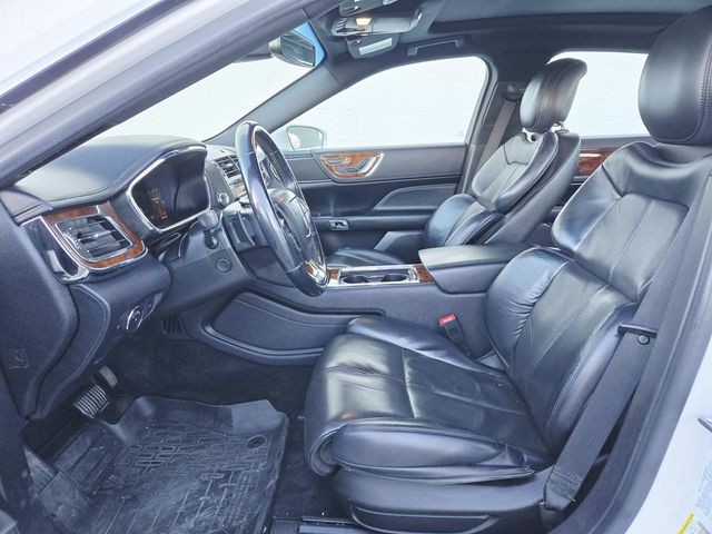 Lincoln Continental Vehicle Full-screen Gallery Image 09