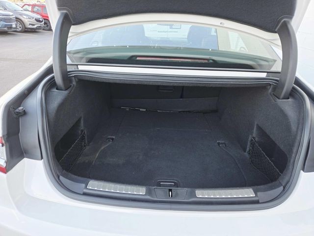 Lincoln Continental Vehicle Full-screen Gallery Image 11