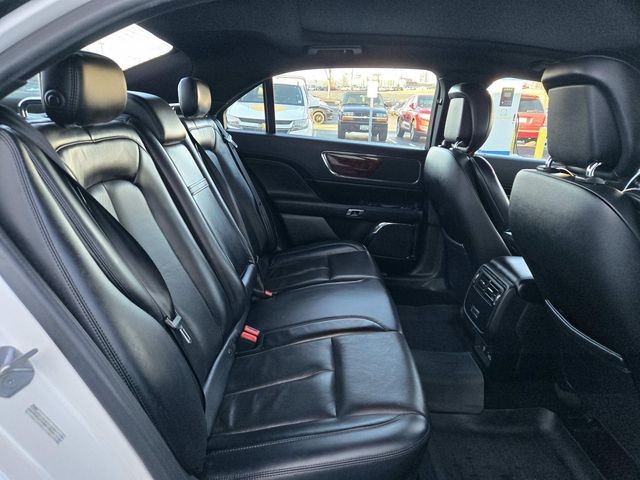 Lincoln Continental Vehicle Full-screen Gallery Image 12