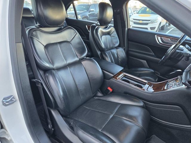 Lincoln Continental Vehicle Full-screen Gallery Image 13