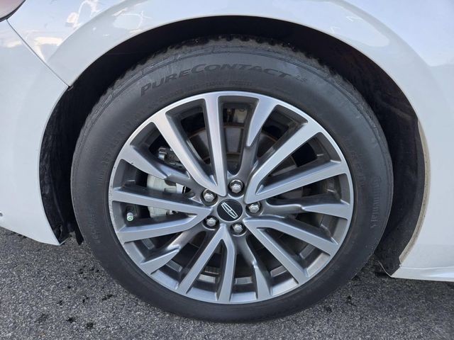 Lincoln Continental Vehicle Full-screen Gallery Image 15