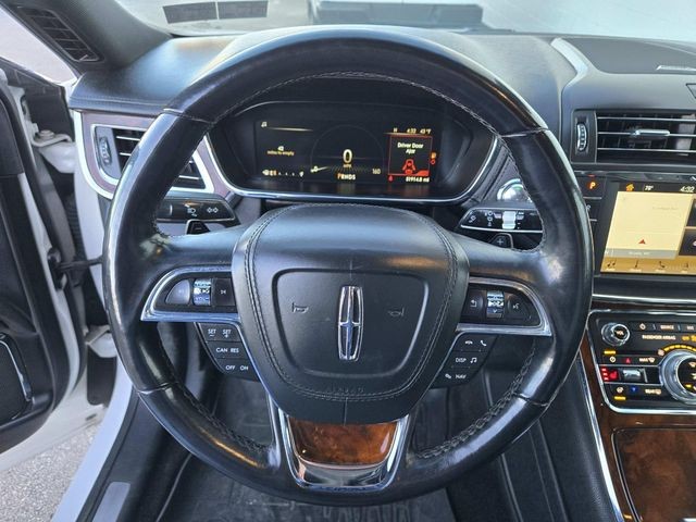 Lincoln Continental Vehicle Full-screen Gallery Image 16