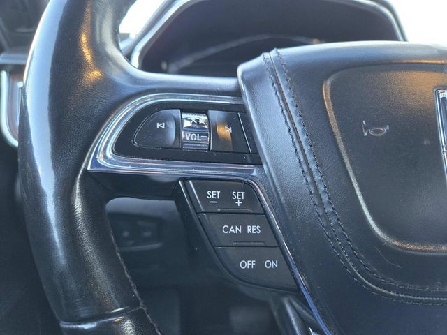 Lincoln Continental Vehicle Full-screen Gallery Image 17