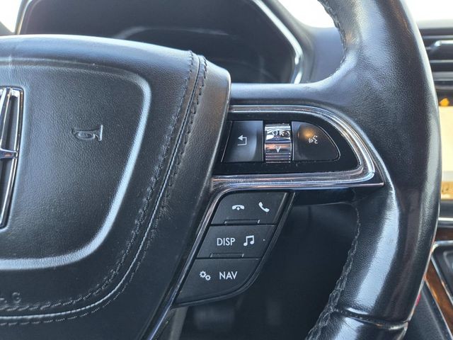 Lincoln Continental Vehicle Full-screen Gallery Image 18