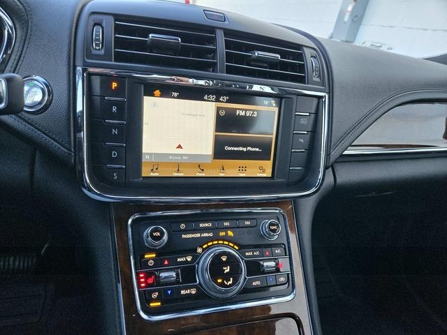 Lincoln Continental Vehicle Full-screen Gallery Image 21