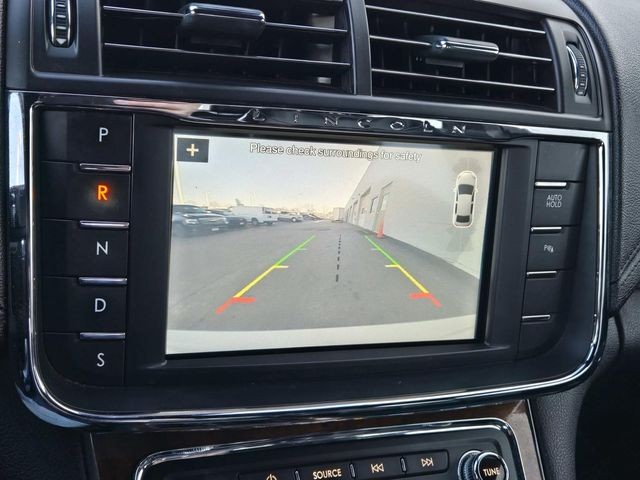 Lincoln Continental Vehicle Full-screen Gallery Image 23