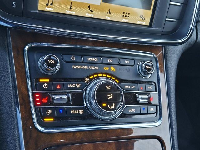 Lincoln Continental Vehicle Full-screen Gallery Image 24