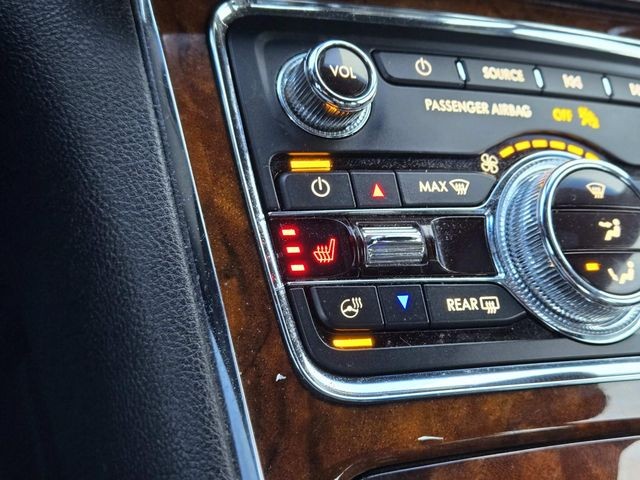 Lincoln Continental Vehicle Full-screen Gallery Image 25