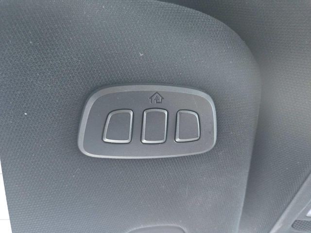 Lincoln Continental Vehicle Full-screen Gallery Image 28