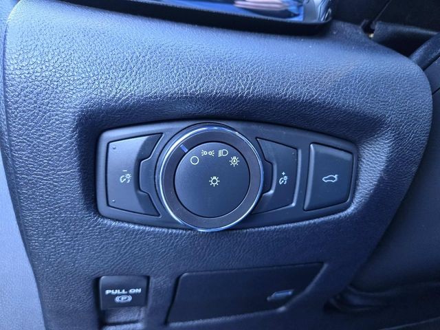 Lincoln Continental Vehicle Full-screen Gallery Image 29