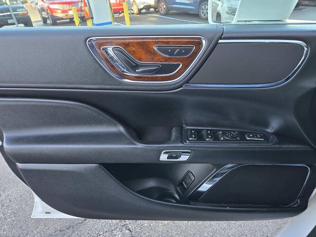 Lincoln Continental Vehicle Full-screen Gallery Image 30