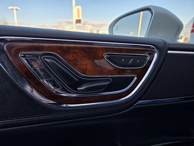 Lincoln Continental Vehicle Full-screen Gallery Image 31