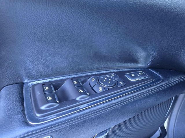 Lincoln Continental Vehicle Full-screen Gallery Image 32