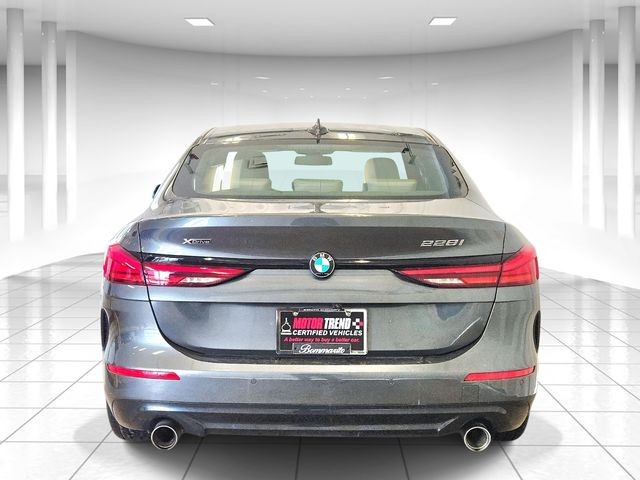 BMW 2 Series Vehicle Full-screen Gallery Image 04