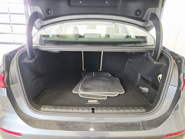 BMW 2 Series Vehicle Full-screen Gallery Image 10