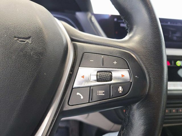 BMW 2 Series Vehicle Full-screen Gallery Image 17