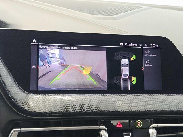 BMW 2 Series Vehicle Full-screen Gallery Image 24