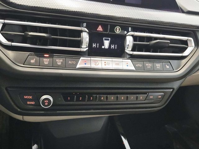 BMW 2 Series Vehicle Full-screen Gallery Image 25