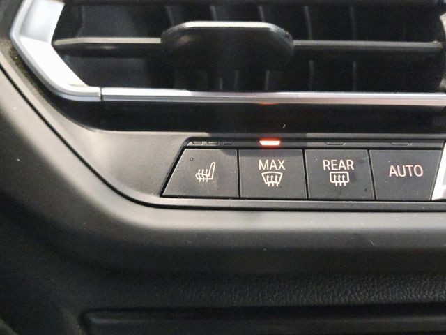 BMW 2 Series Vehicle Full-screen Gallery Image 26