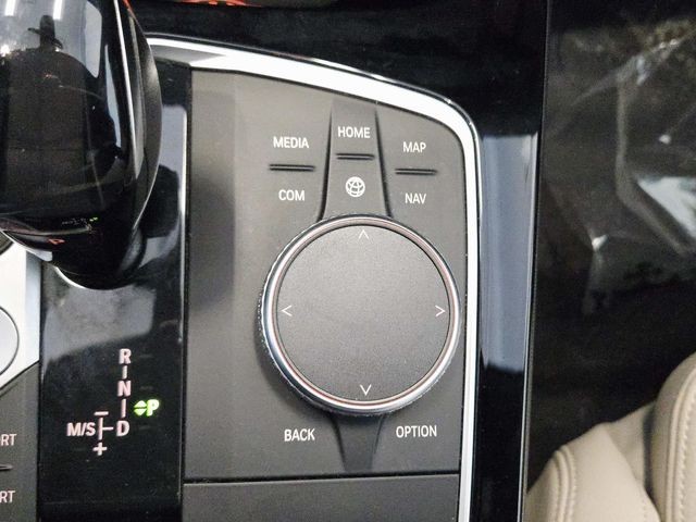 BMW 2 Series Vehicle Full-screen Gallery Image 28