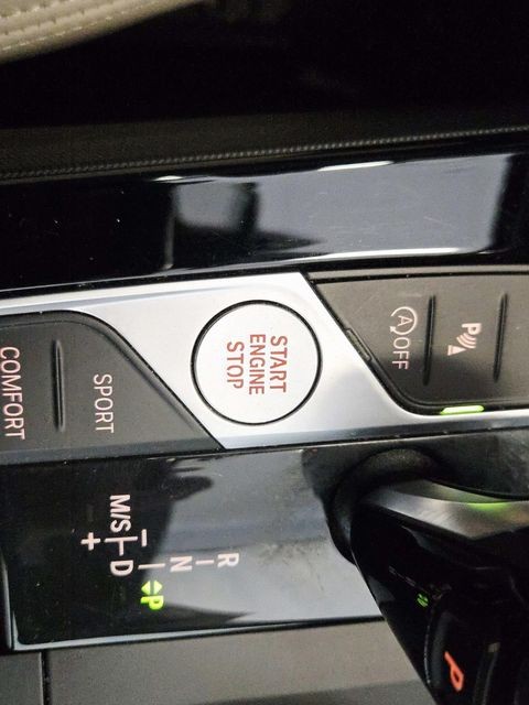 BMW 2 Series Vehicle Full-screen Gallery Image 29