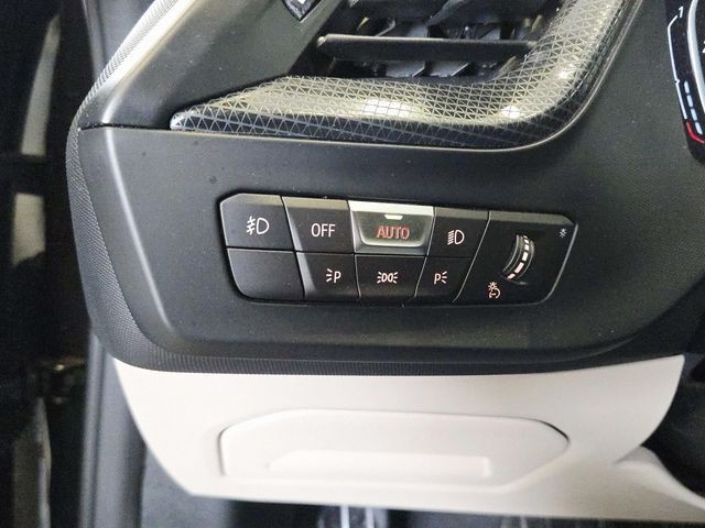 BMW 2 Series Vehicle Full-screen Gallery Image 30