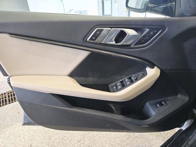 BMW 2 Series Vehicle Full-screen Gallery Image 31