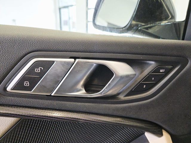 BMW 2 Series Vehicle Full-screen Gallery Image 32