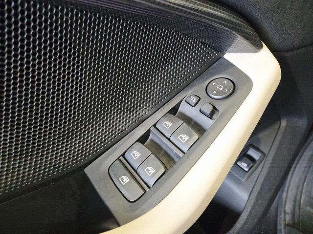 BMW 2 Series Vehicle Full-screen Gallery Image 33