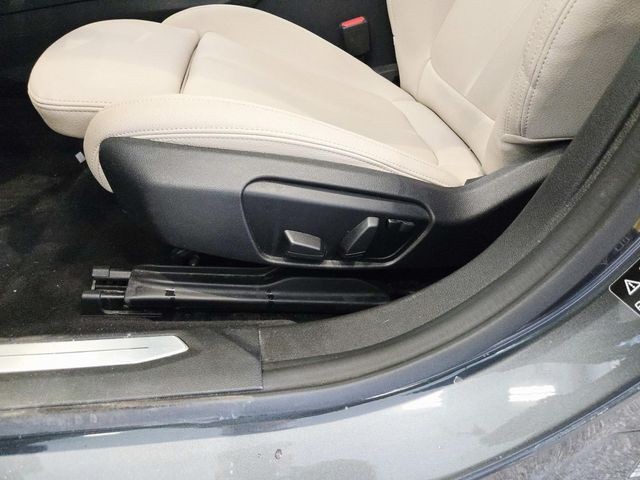 BMW 2 Series Vehicle Full-screen Gallery Image 34