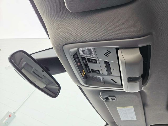 Buick Enclave Vehicle Full-screen Gallery Image 31