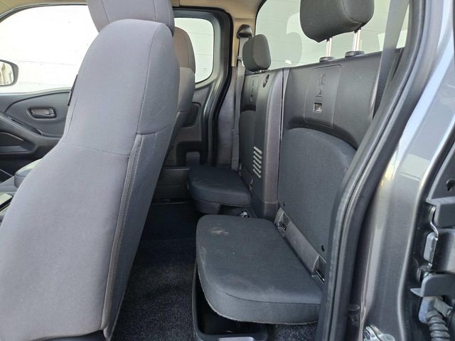 Nissan Frontier Vehicle Full-screen Gallery Image 09