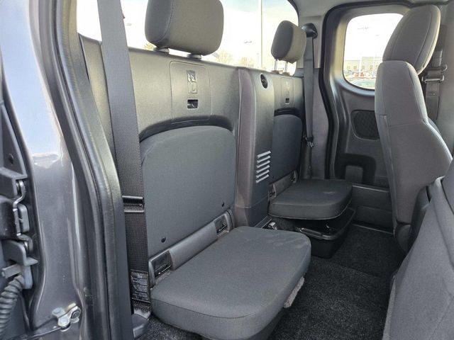 Nissan Frontier Vehicle Full-screen Gallery Image 12