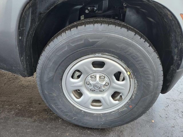 Nissan Frontier Vehicle Full-screen Gallery Image 14