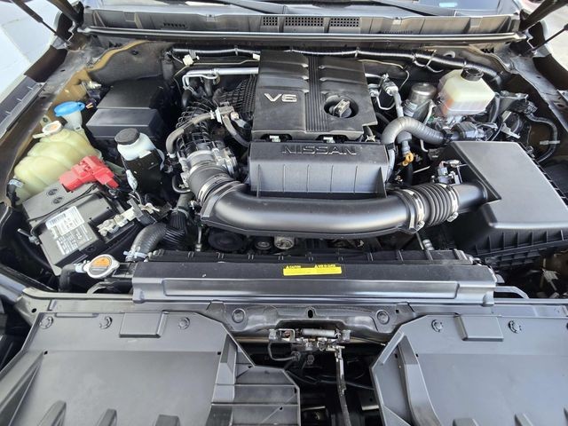 Nissan Frontier Vehicle Full-screen Gallery Image 15