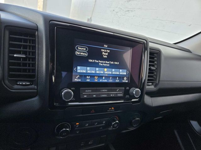 Nissan Frontier Vehicle Full-screen Gallery Image 21