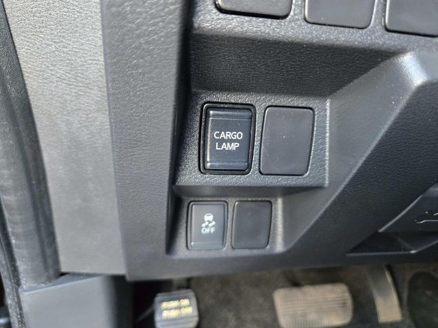 Nissan Frontier Vehicle Full-screen Gallery Image 28