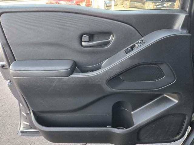 Nissan Frontier Vehicle Full-screen Gallery Image 29