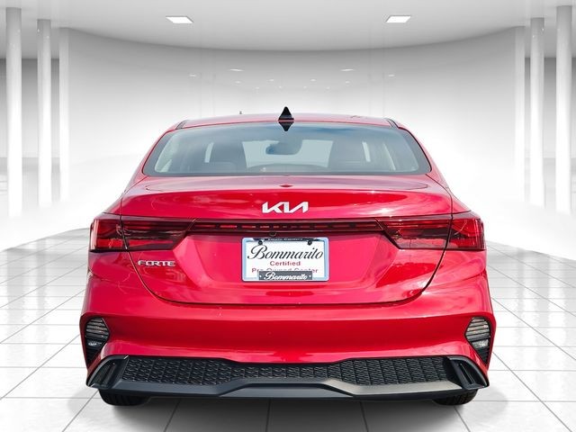 Kia Forte Vehicle Full-screen Gallery Image 04