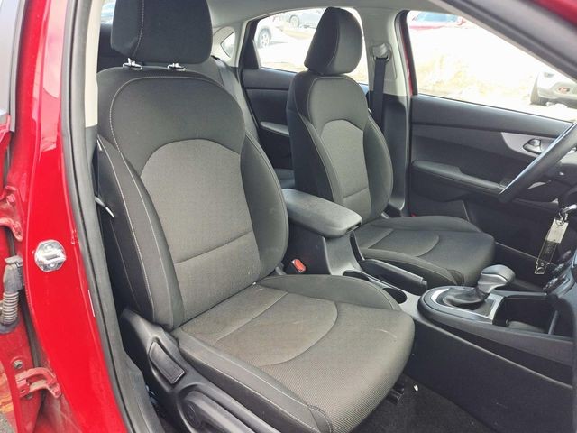 Kia Forte Vehicle Full-screen Gallery Image 12