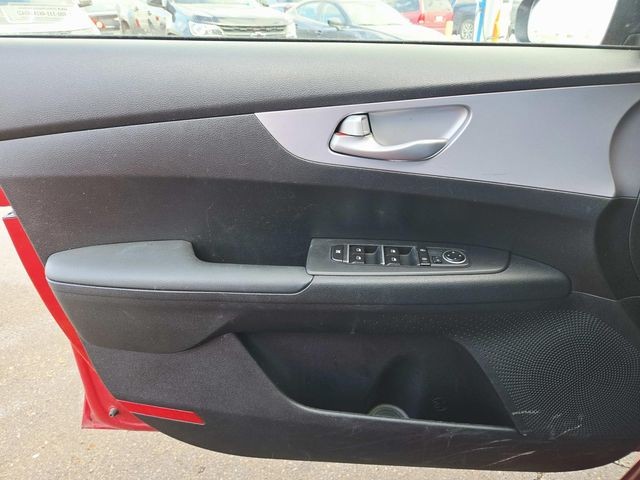 Kia Forte Vehicle Full-screen Gallery Image 27