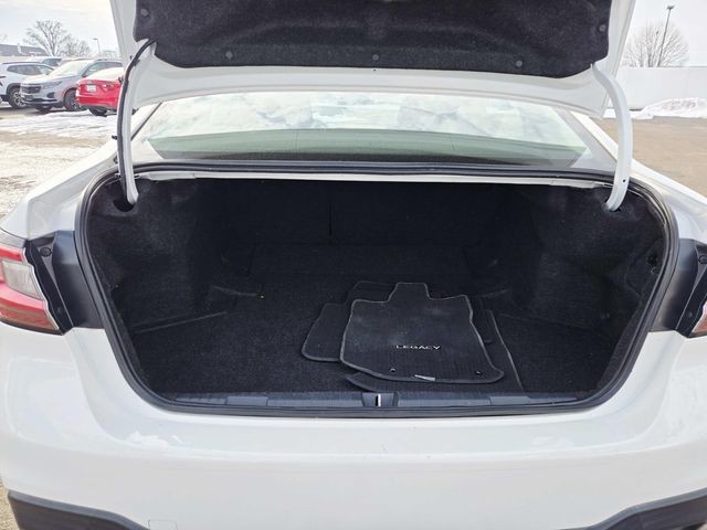 Subaru Legacy Vehicle Full-screen Gallery Image 10