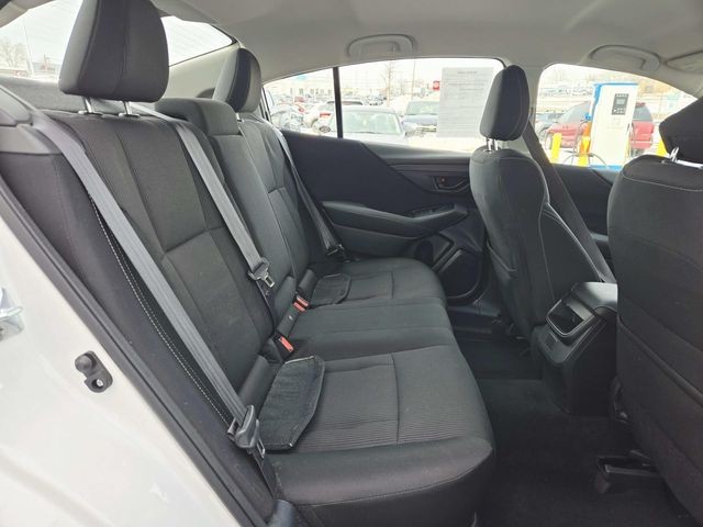 Subaru Legacy Vehicle Full-screen Gallery Image 11