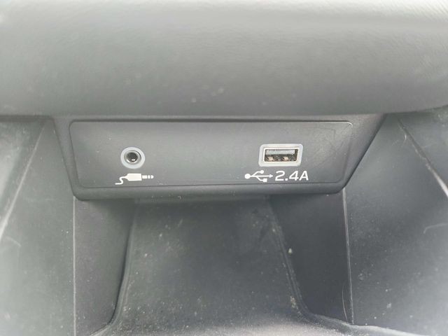 Subaru Legacy Vehicle Full-screen Gallery Image 25