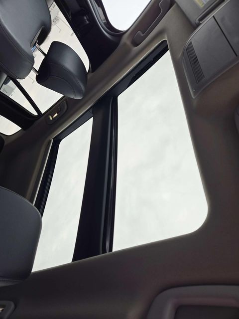 Mazda CX-50 Vehicle Full-screen Gallery Image 06