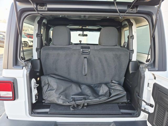 Jeep Wrangler Vehicle Full-screen Gallery Image 11