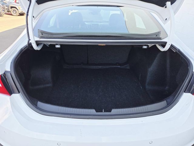 Chevrolet Malibu Vehicle Full-screen Gallery Image 11