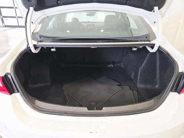 Chevrolet Malibu Vehicle Full-screen Gallery Image 11